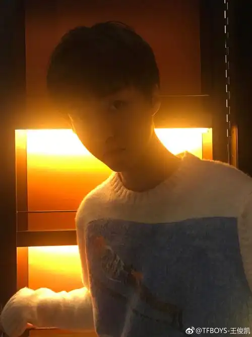 [tfboys][新闻]171031 王俊凯更博发蜜汁角度自拍 把三千万福利提上