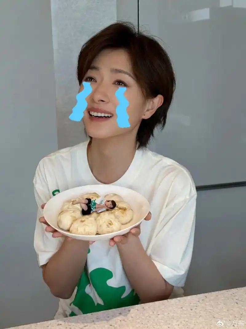 41岁万茜晒小笼包 短发小脸似少女