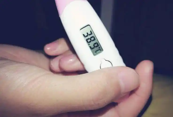 我阳了,老公带着婆婆儿子连夜逃跑,第二天醒来推开