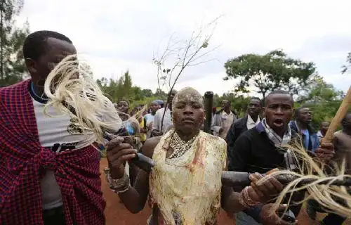 肯尼亚男孩割礼画面惨不忍睹 揭秘割男性生殖器手术全程【震惊的陋习