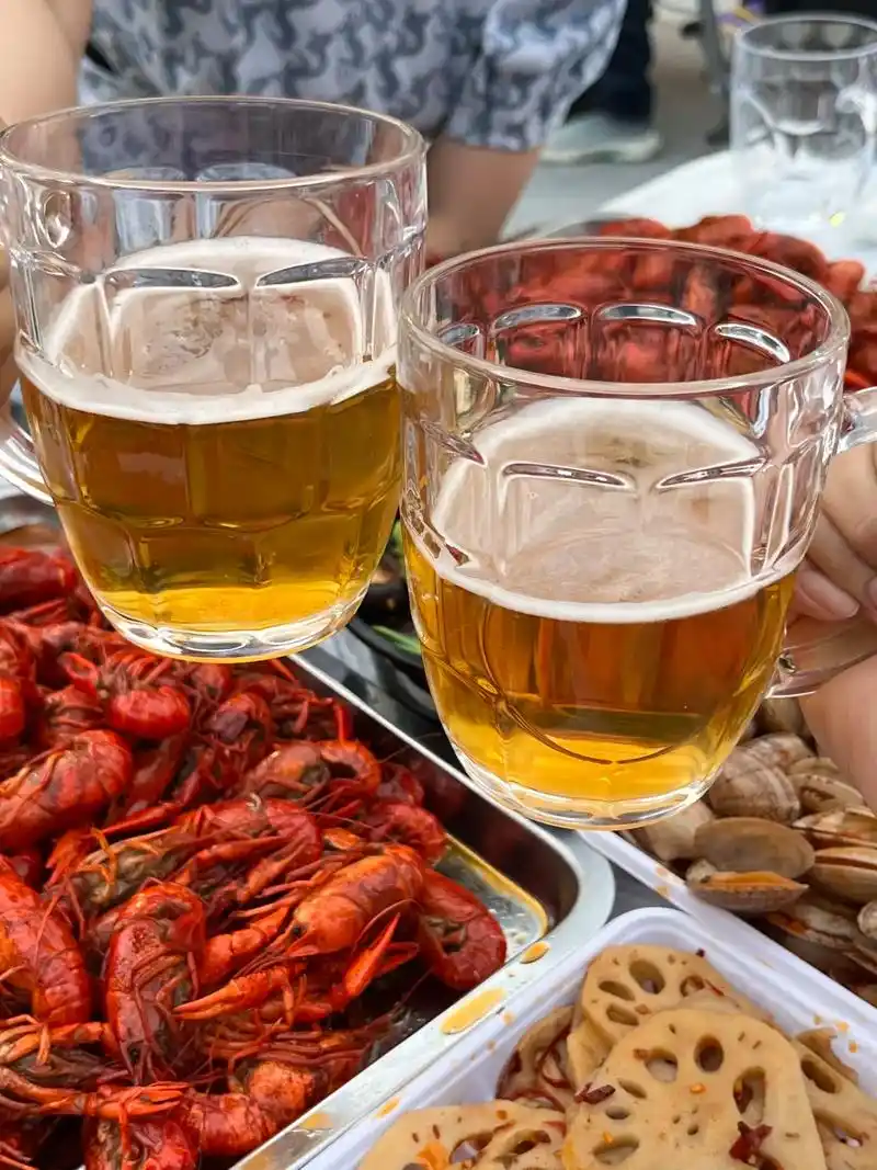 这一夏天的夜宵被这里承包了!夏天就是小龙虾,卤味,啤酒的天下 - 抖音