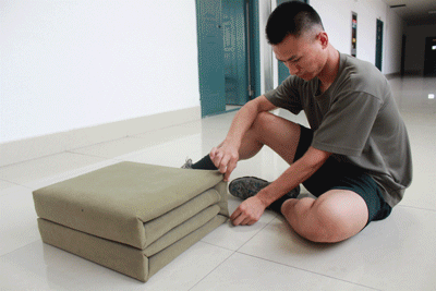 每一次按照量好的尺寸叠被子,就可以使被子逐渐形成"记忆",久而久之