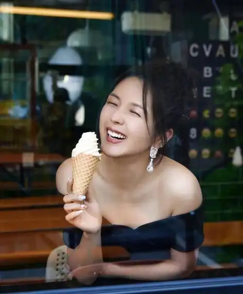 何洁参加活动瘦出锁骨,红毯生图又瘦又美,晒写真笑言只修了一点