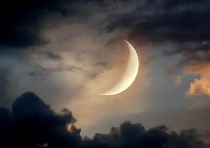 半个月亮的姿势图片