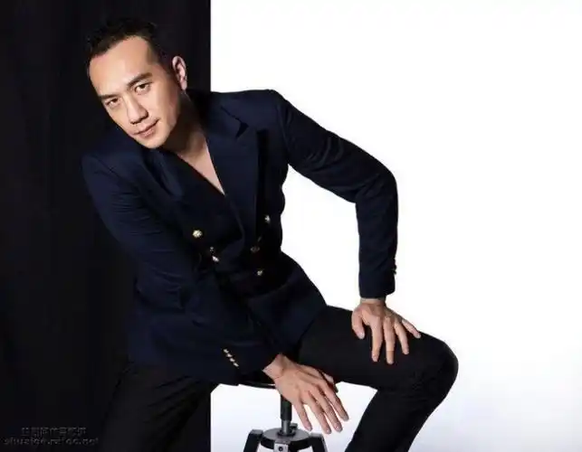 肌肉男:肌肉男明星黄觉黑白个性写真-小虾米