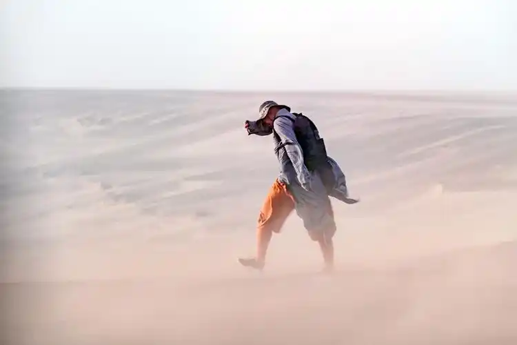 行走在沙尘暴中的僧人
