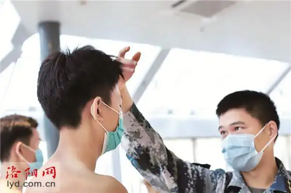 空军航空学校洛阳初选进行 脸上痘多可能当不了飞行员_新闻中心_洛阳