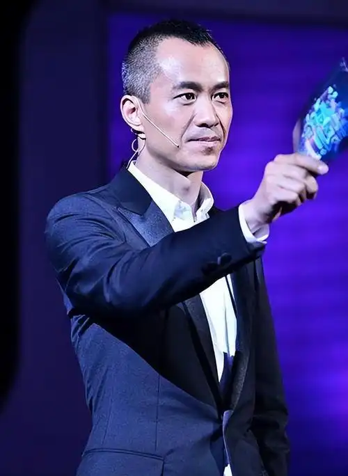 东方卫视主持人李菡嫁大10岁二婚男邱启明幸福恩爱令人羡慕