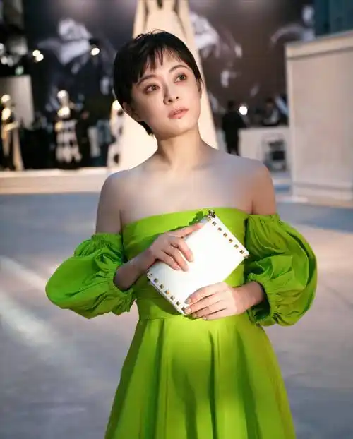 原创39岁孙俪状态不错当妈的人身材不逊少女白皙的牛奶肌真晃眼