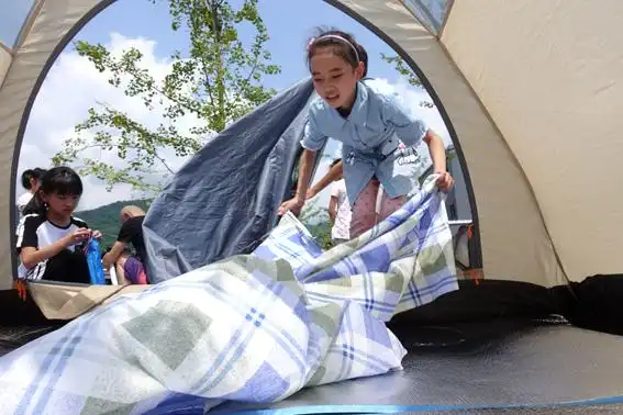 孩子们学习自己搭帐篷  图片来源:邛崃文明办