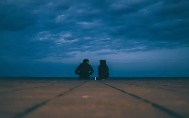 甜蜜情侣的背影