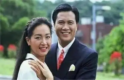 67岁万梓良近况:落魄商演,穿地摊货戴假珠宝,和周润发比太心酸