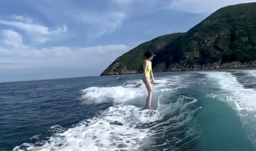 吴千语晒无修图冲浪照,穿泳装秀真实曲线,脸上雀斑凸起小腹抢镜