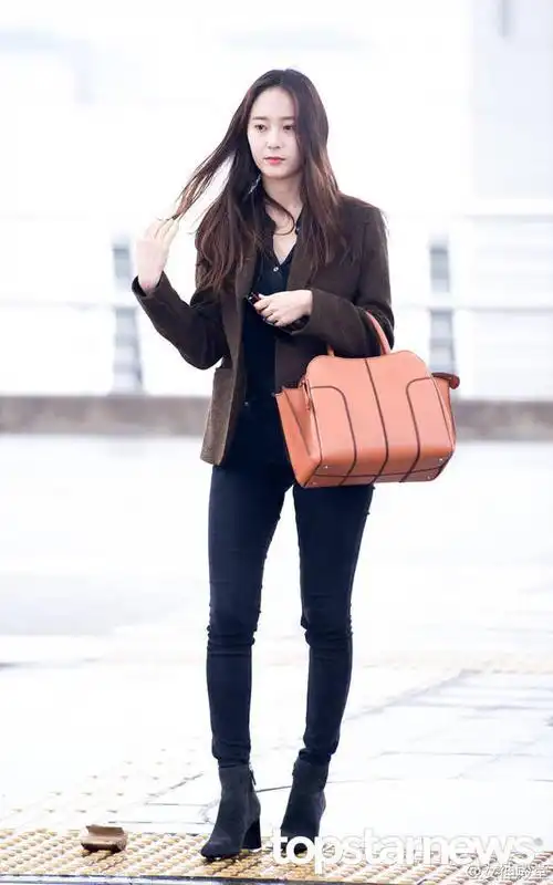 郑秀晶米兰时装周机场街拍,简单搭配,却也不失时尚,一个迷人的小姐姐.