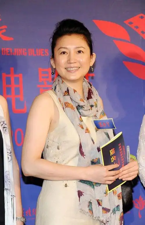 王小丫老了也成熟了但没逃过中年发福一身黑显瘦还撑气质