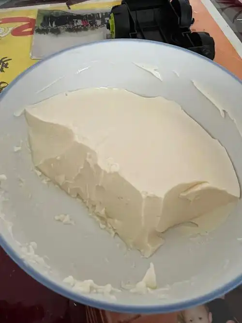 250ml 的淡奶油(我用的雀巢的) 125ml的金典奶 三片芝士片(百吉福减脂