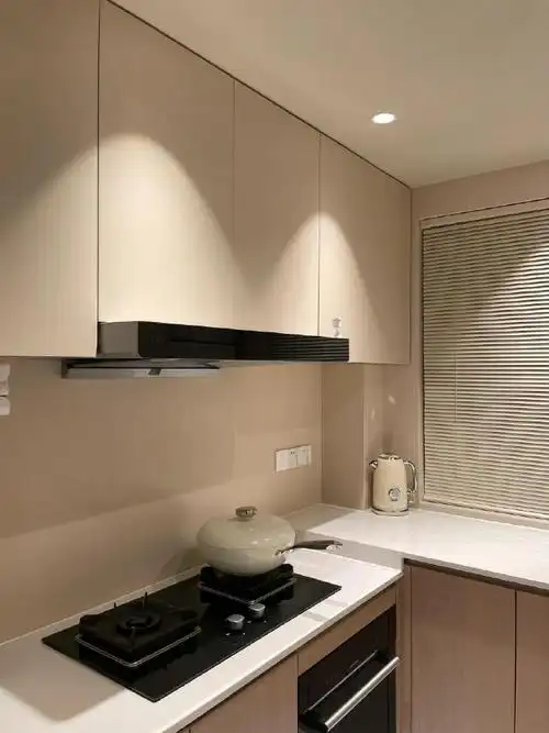 简约温馨实用的小厨房装修,柜门肤感浅米黄 浅木纹.