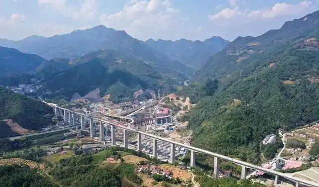 重庆最幸运的小县城总人口仅51万高铁专门为它拐了个90度的弯