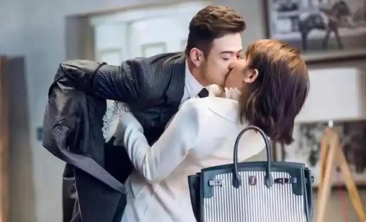 《大宋宫词》和《陪你长大》中,刘涛与男主周渝民,李光洁恩爱有加