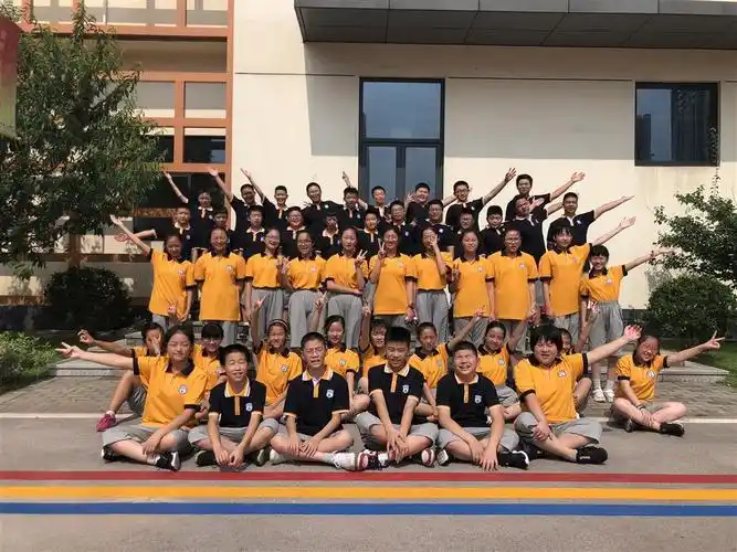 八1班 班级集体照.png