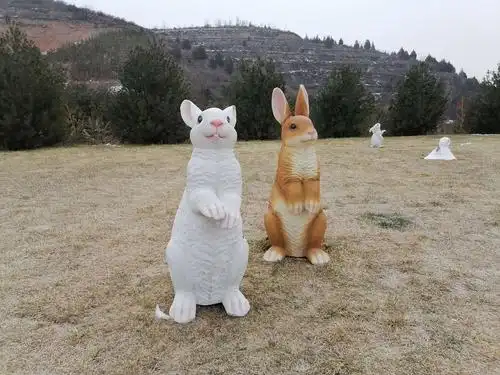 在暮云山西山旅游公路旁,有几个小兔子,山羊造型,很漂亮.