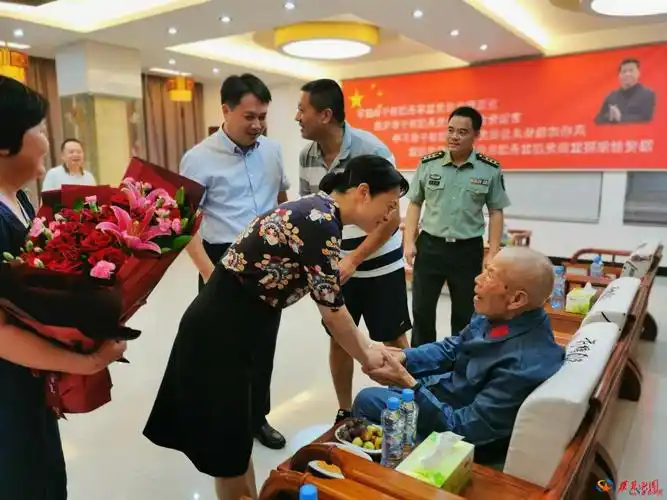 赖晓军陈黎赴吉安市看望慰问兴国籍百岁老红军曾广昌