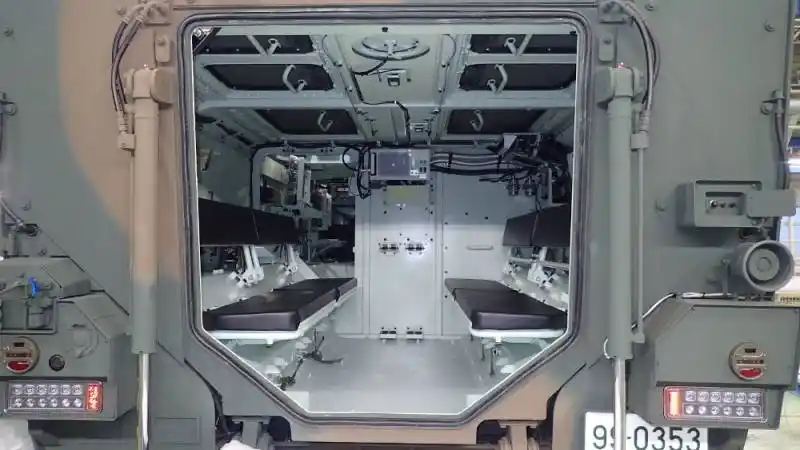 为日本自卫队提供透视装甲运兵车