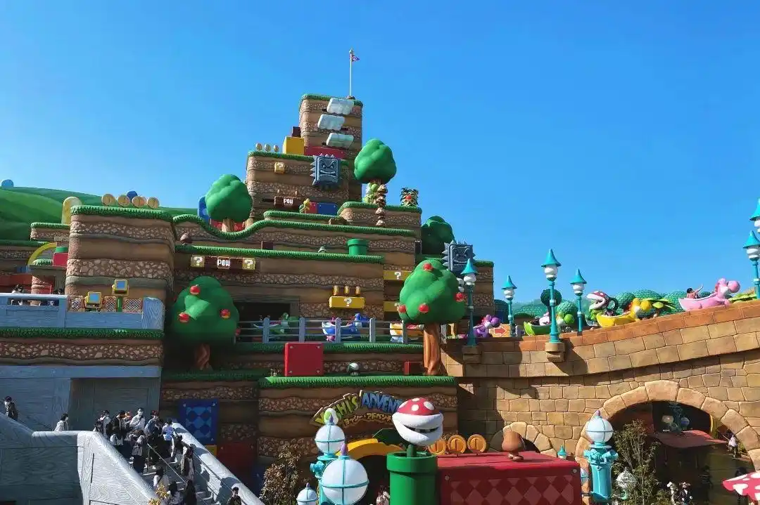 沿着园区的中心湖一路前进,终于看到了「超级任天堂世界」的入口