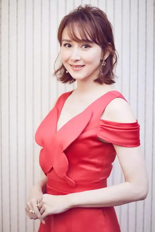 胡静露肩红裙端庄甜美写真图片47