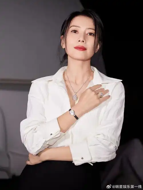 高圆圆#first惊喜电影展#上的造型惊艳到了,一席黑色西装长裙搭配尚美