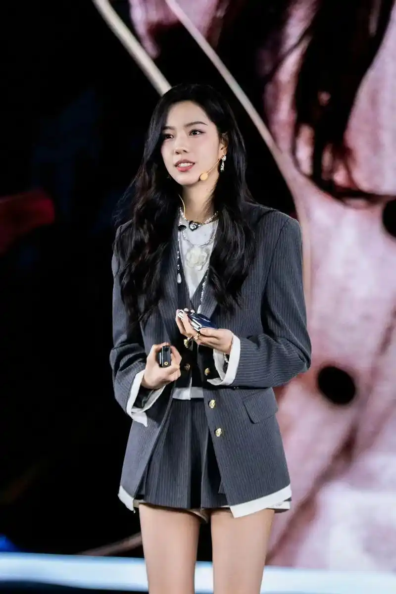 沉鱼落雁,亭亭玉立的00后国民女神庄达菲担任华为手机时尚体验 - 抖音