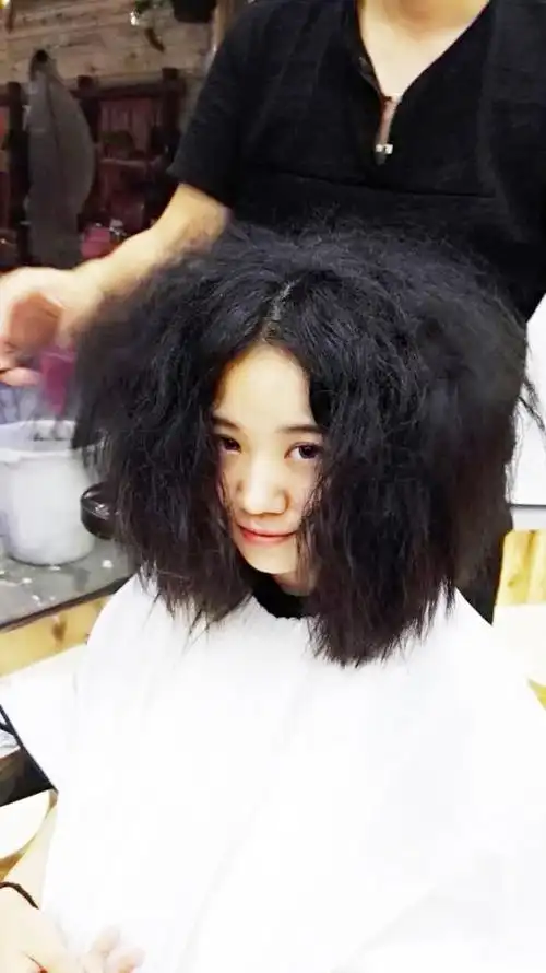 拥有一头自然卷卷头发是一种什么体验?