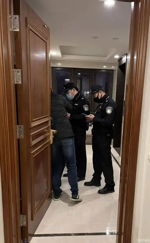 晚上10点警察来敲门网友慌了找我老公他背着我干什么事了