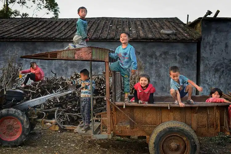 手扶拖拉机上的玩童