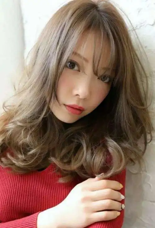 雅致内敛的女生梨花烫发型 长脸女生适合的中长烫发