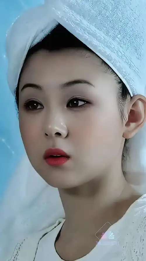 李小萌已年近40岁,看起来依旧是少女模样,出道20年不接吻戏.