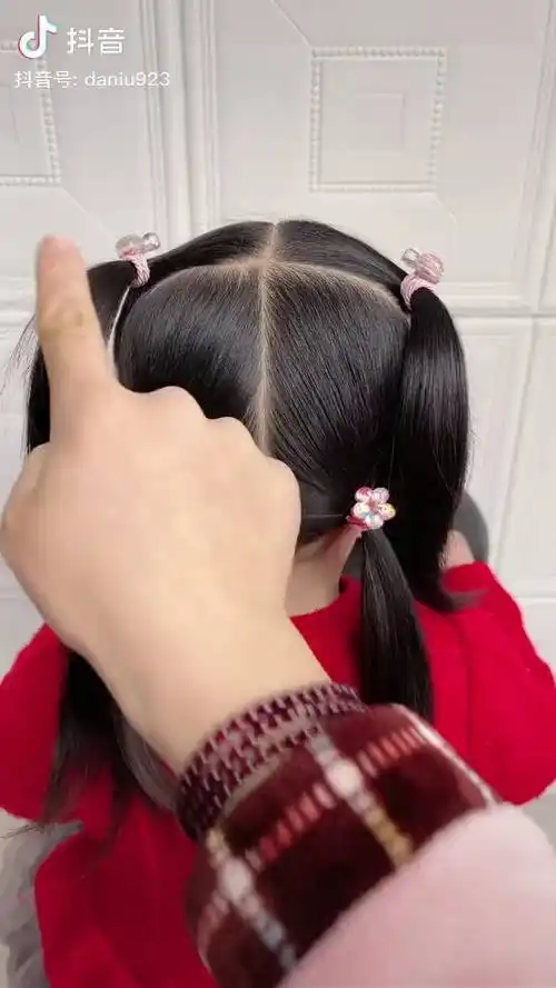 三岁的宝宝头发不好扎就扎个简单不乱的发型吧这款你一定可以儿童编发