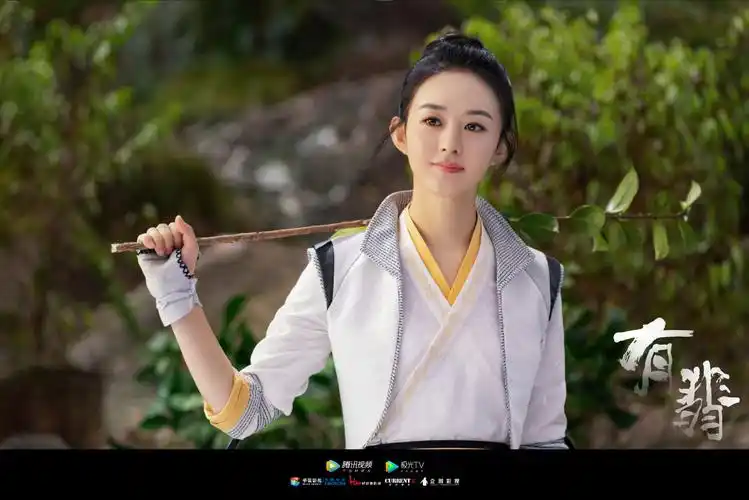 有翡曝光新剧照赵丽颖眼中带泪惹人怜王一博长发造型俊逸