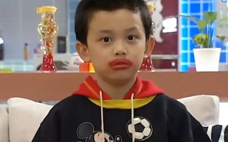 吴磊家有外星人唐不苦的香肠嘴