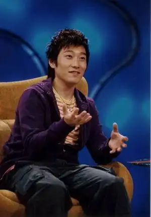 歌手满江近日带着最新专辑《四舍五入》做客《超级访问》,节目现场