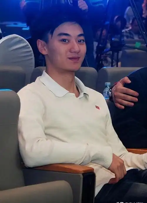 陈宝国儿子陈月末被父亲捧了12年凭借珠江人家终于走红