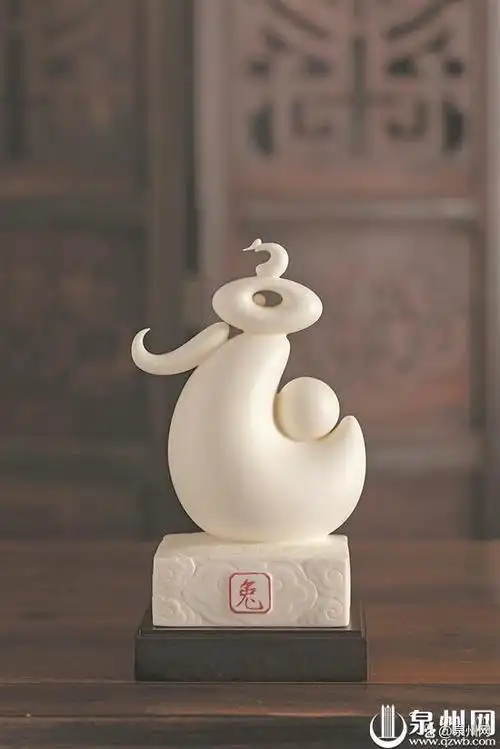 大师们将瓷艺与生肖文化,国风潮流相结合,推动产品设计创新,激发产业