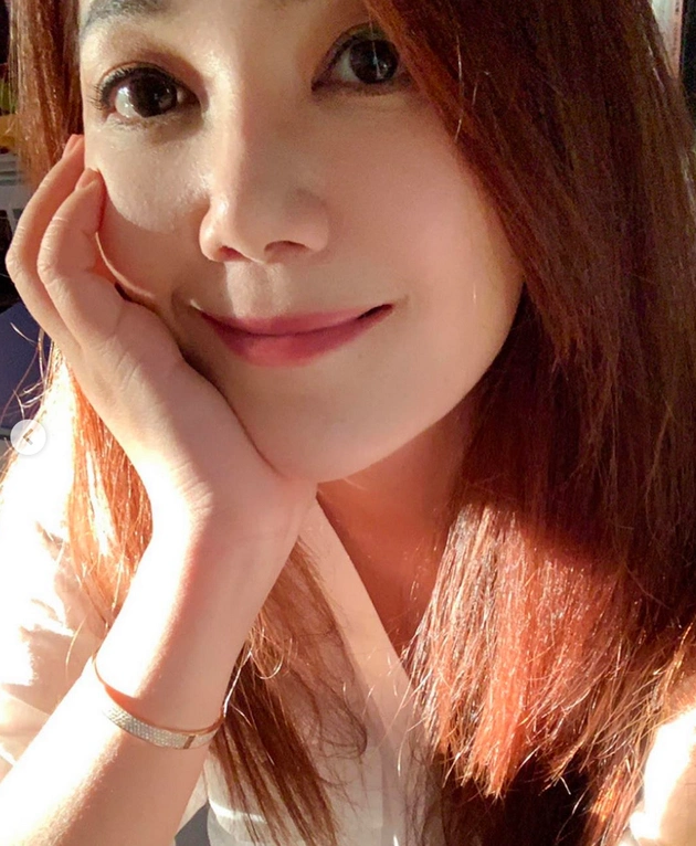 梁静茹晒照长发披肩温婉浅笑 单手托腮肤质白皙