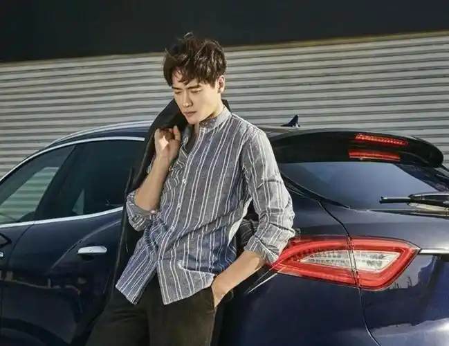 肌肉男:高云翔最新写真曝光 小秀锁骨-小虾米