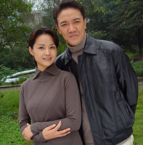 她是古装女神,竟惨被抛弃带7岁女儿再婚,对继子视如己出