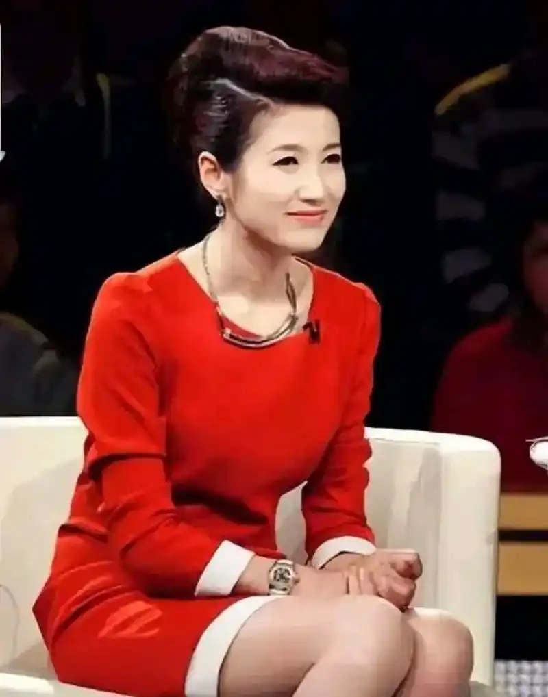 北京卫视主播徐春妮,她美丽大方,笑容可掬,穿搭时尚,主持风格大气