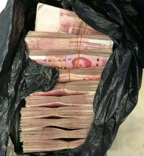 江西84岁老妇吃咸菜度日,不愿花钱治病,死后家中翻出现金97万