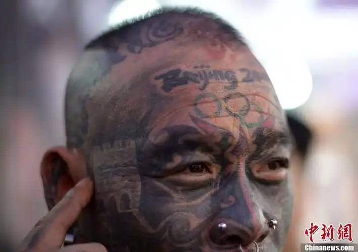 中国纹身第一人现身