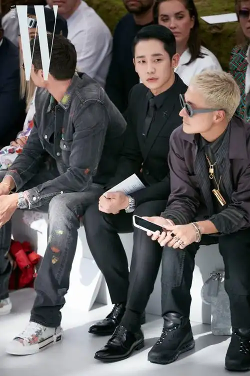 丁海寅亮相巴黎秀场 小"油头"一丝不乱散发绅士气质【组图】