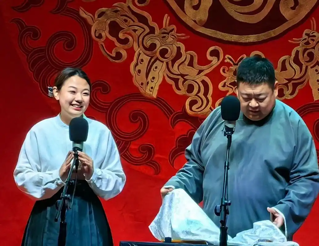 【活跃在相声舞台的女演员】赵芸一是德云社相声舞台上